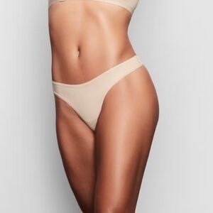 Skims fits everybody dipped thong sand